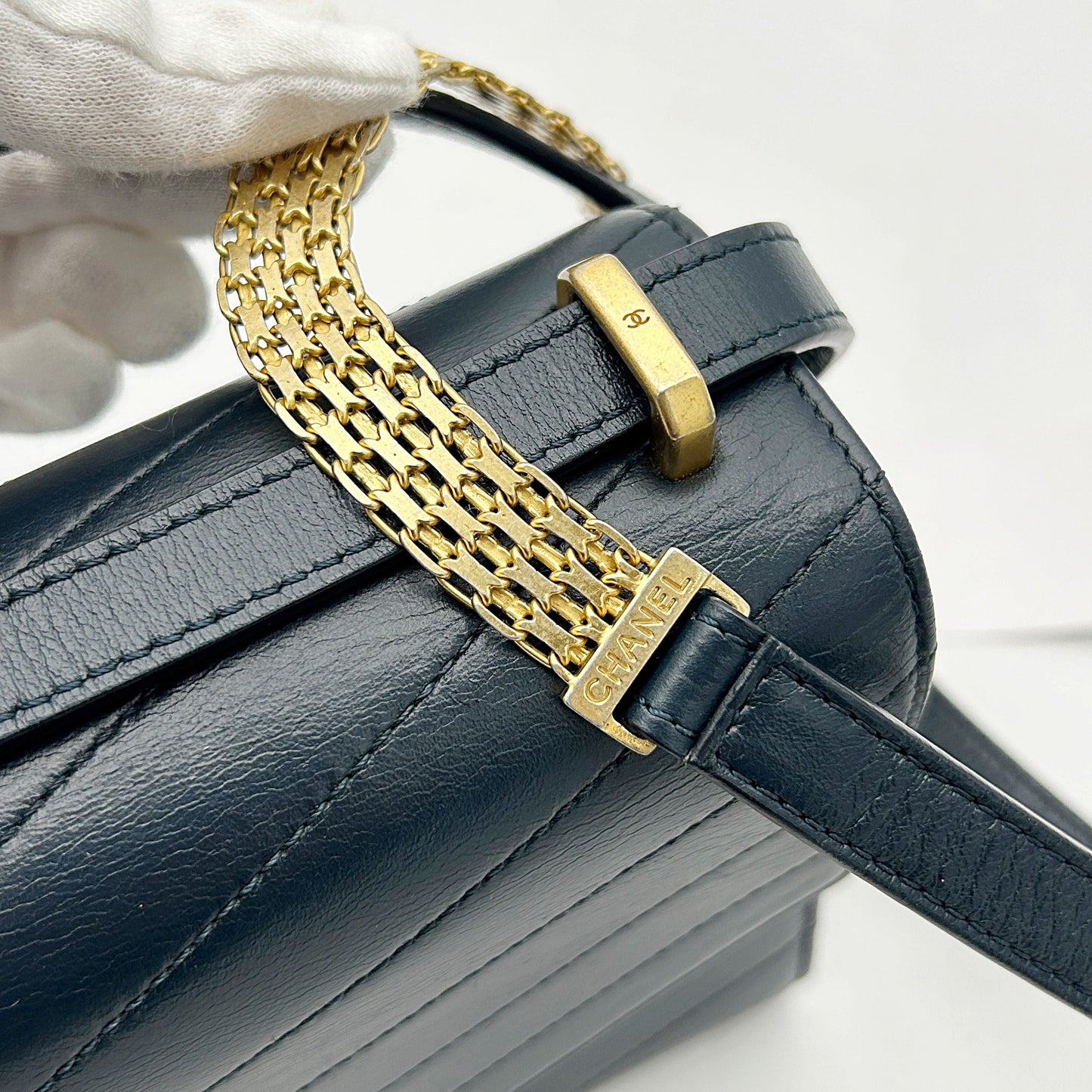 Chanel Blue Small CC Chevron Calfskin Medal Flap Navy blue Leather Pony-style calfskin B05033CUV2