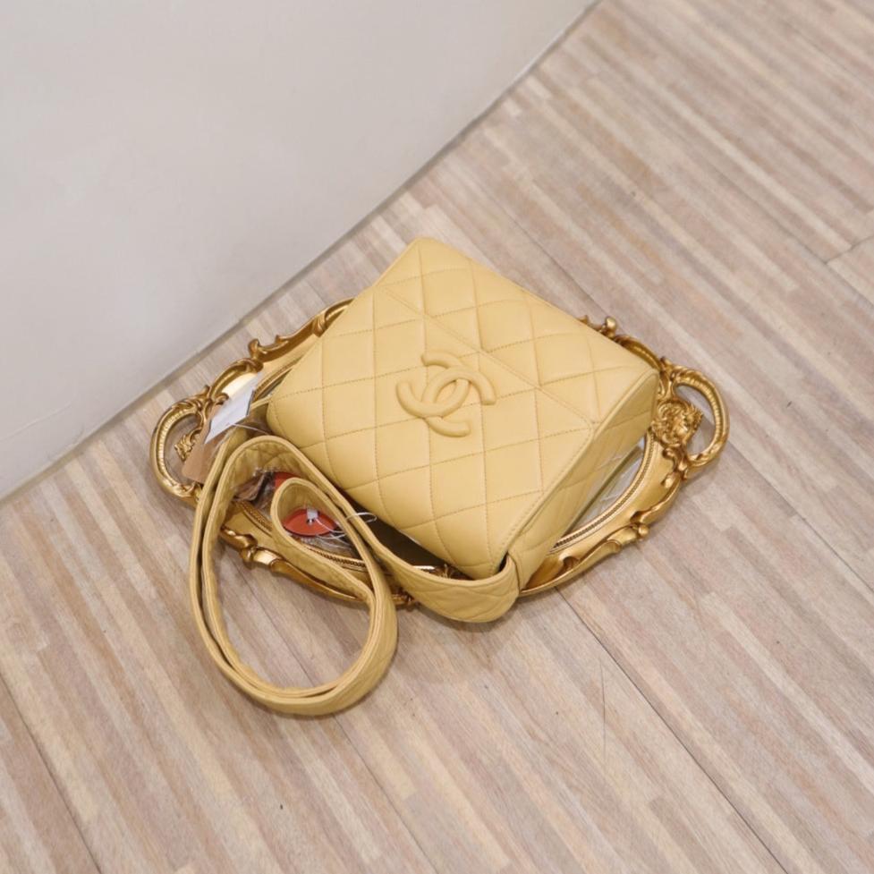 Chanel vintage lambskin shoulder bag