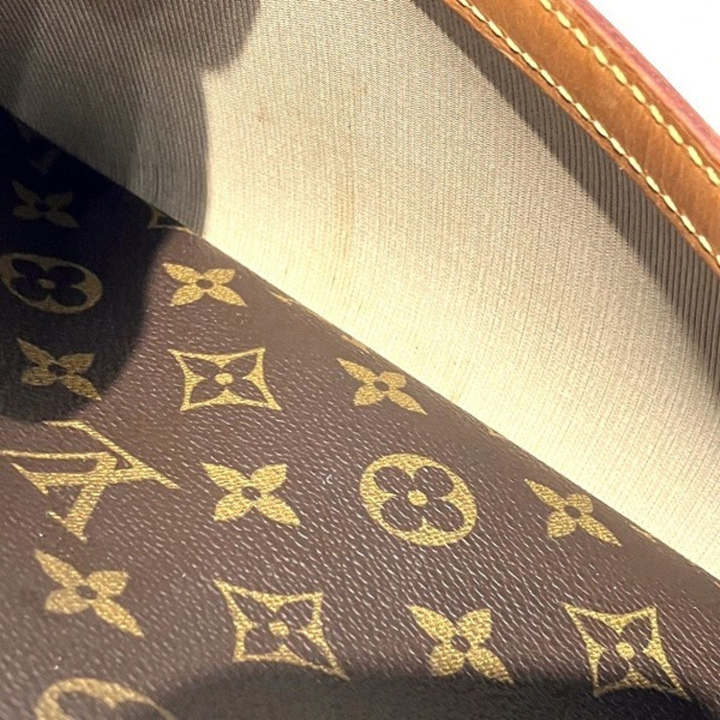 LOUIS VUITTON Reporter Shoulder Bag