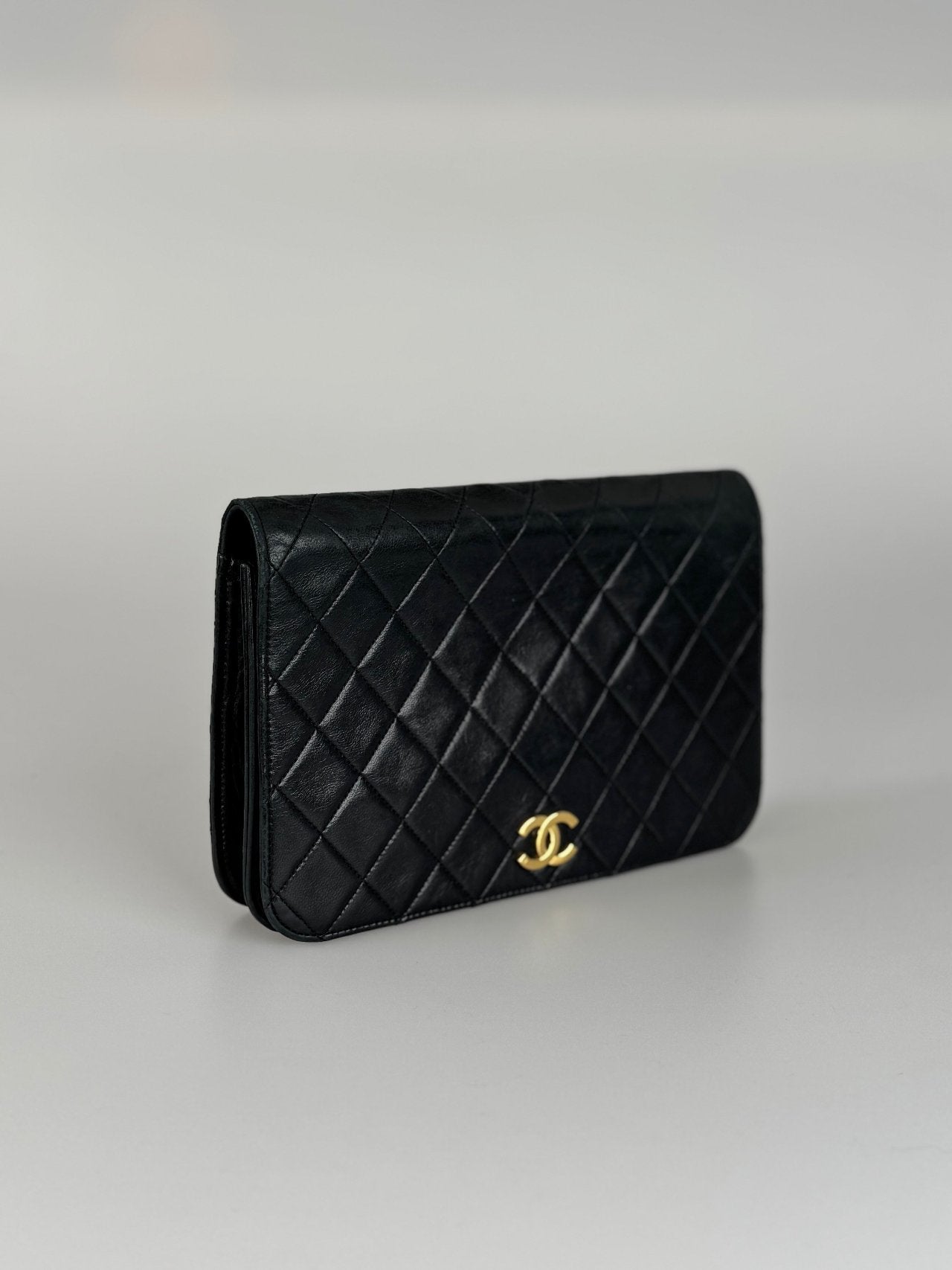 Chanel vintage Matelassé Lambskin Shoulder Bag in Black with 24 k gold hardware