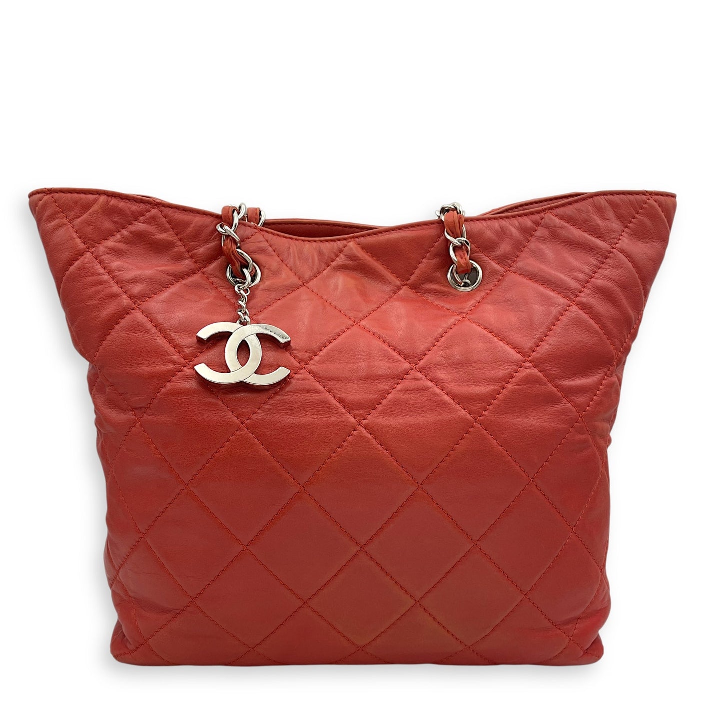 Seasonal Quilted Tote 29x27x9.5cm Red Shoulder Bag in Calfskin, Silver hardware