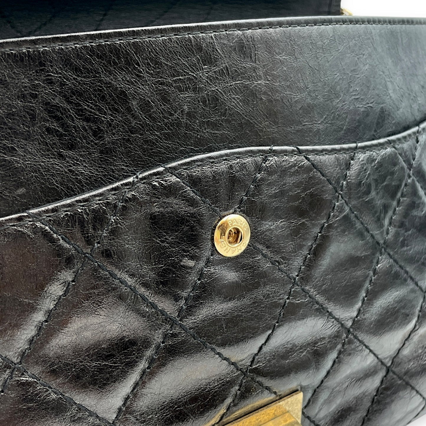 2.55 Reissue (31cm) Black Shoulder Bag in Distressed Leather, Gold hardware