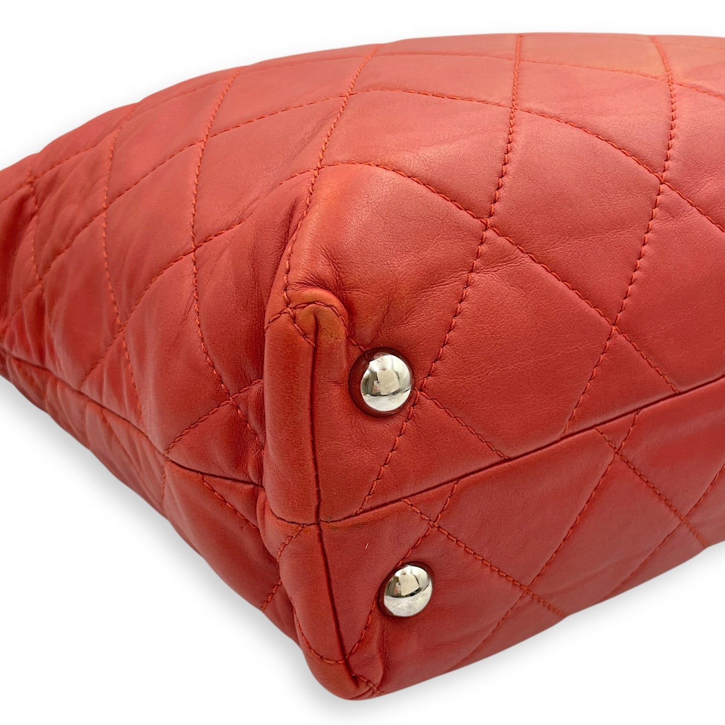 Seasonal Quilted Tote 29x27x9.5cm Red Shoulder Bag in Calfskin, Silver hardware