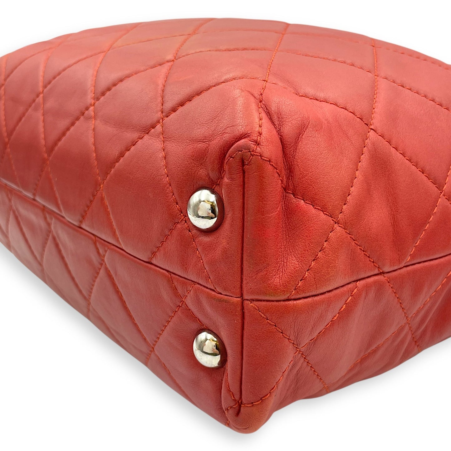 Seasonal Quilted Tote 29x27x9.5cm Red Shoulder Bag in Calfskin, Silver hardware