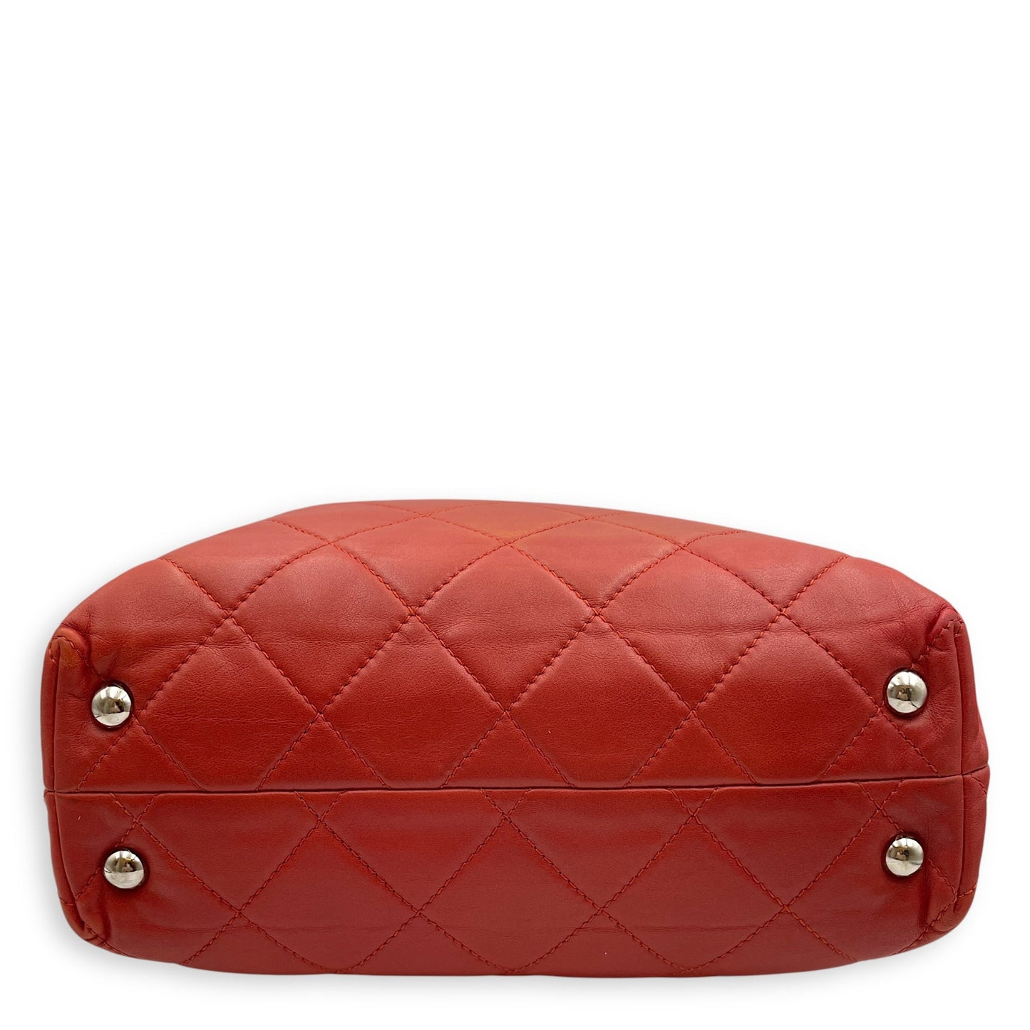 Seasonal Quilted Tote 29x27x9.5cm Red Shoulder Bag in Calfskin, Silver hardware