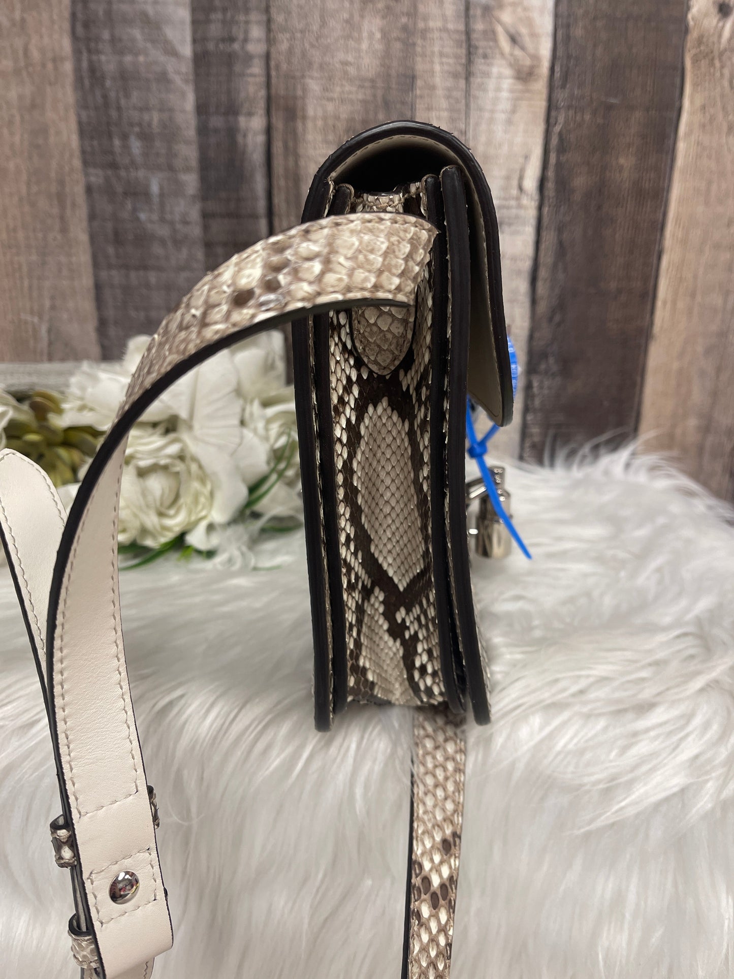 Crossbody Luxury Designer By Gucci Size: Medium