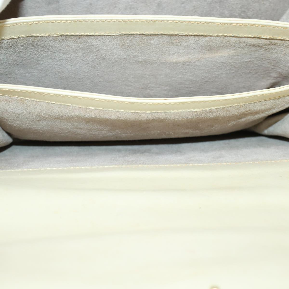 GUCCI Turn Lock Shoulder Bag Leather White 001.406.0587 45900