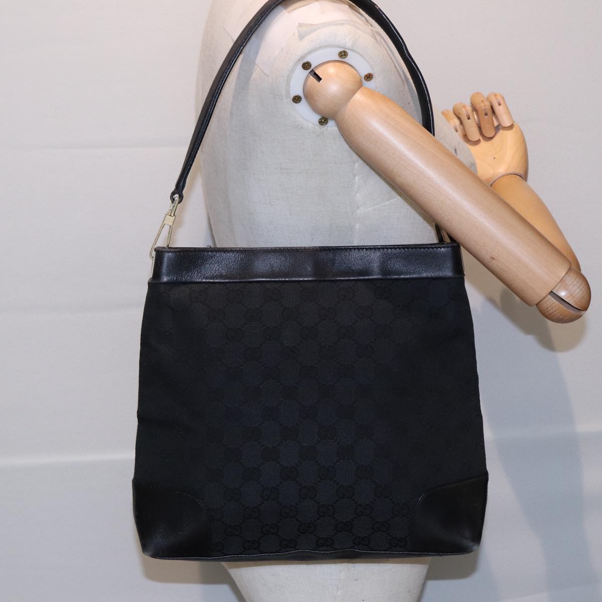 GUCCI GG Canvas Shoulder Bag Black Gold 33900 Auth 85998