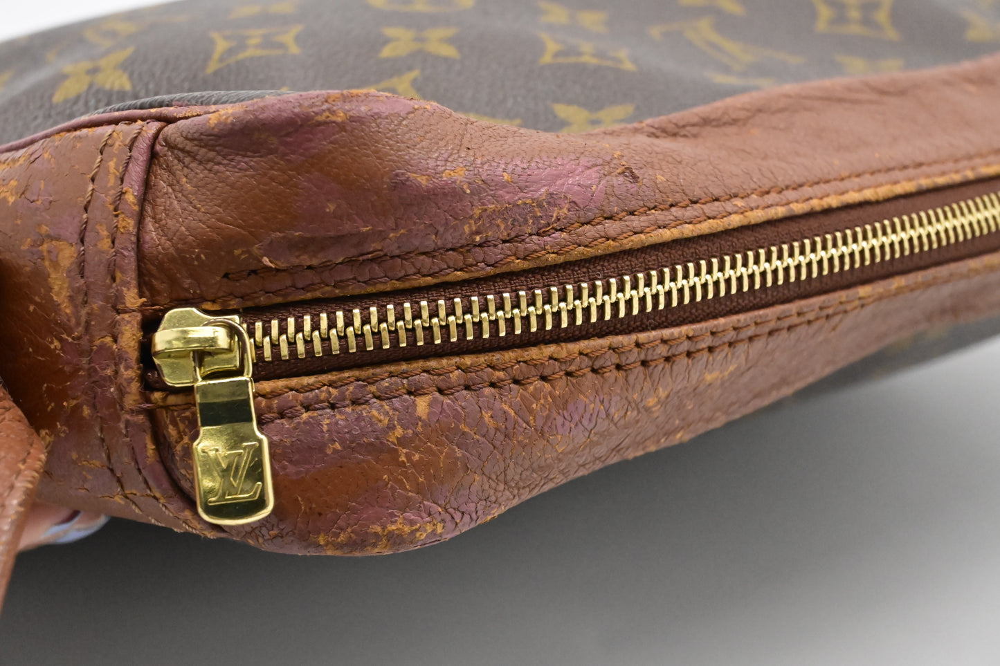Louis Vuitton Sac Bandouliere in Monogram Canvas