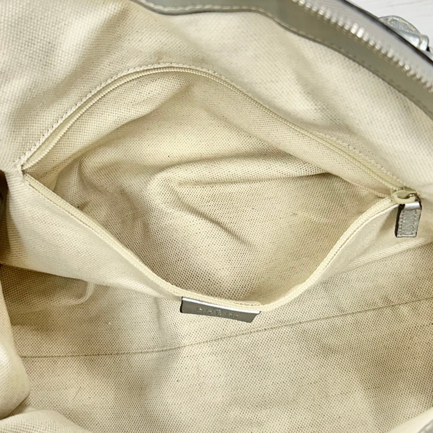 Handbag Luxury Designer By Gucci, Size: Medium