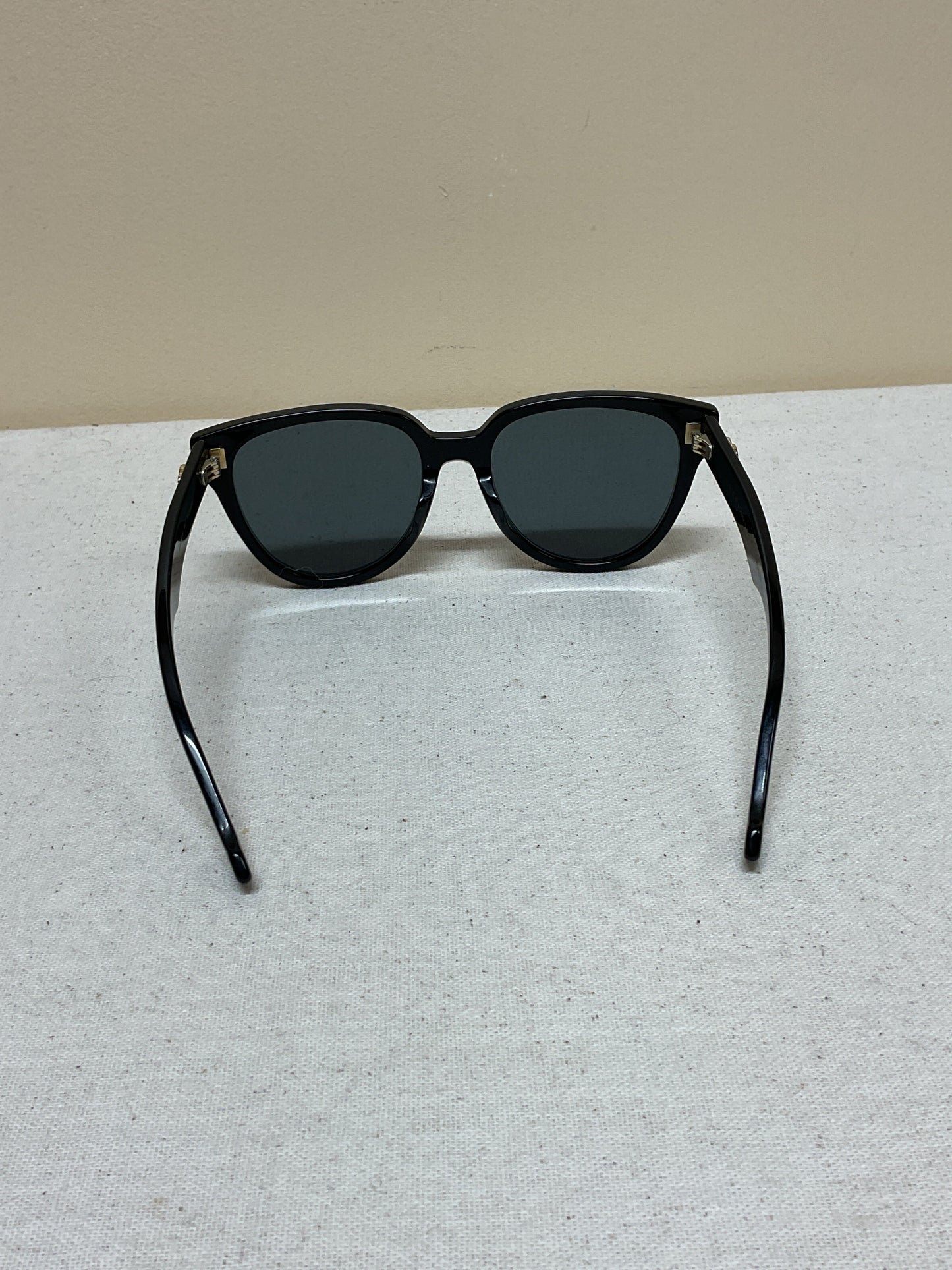 Sunglasses Luxury Designer By Gucci In Black & Gold