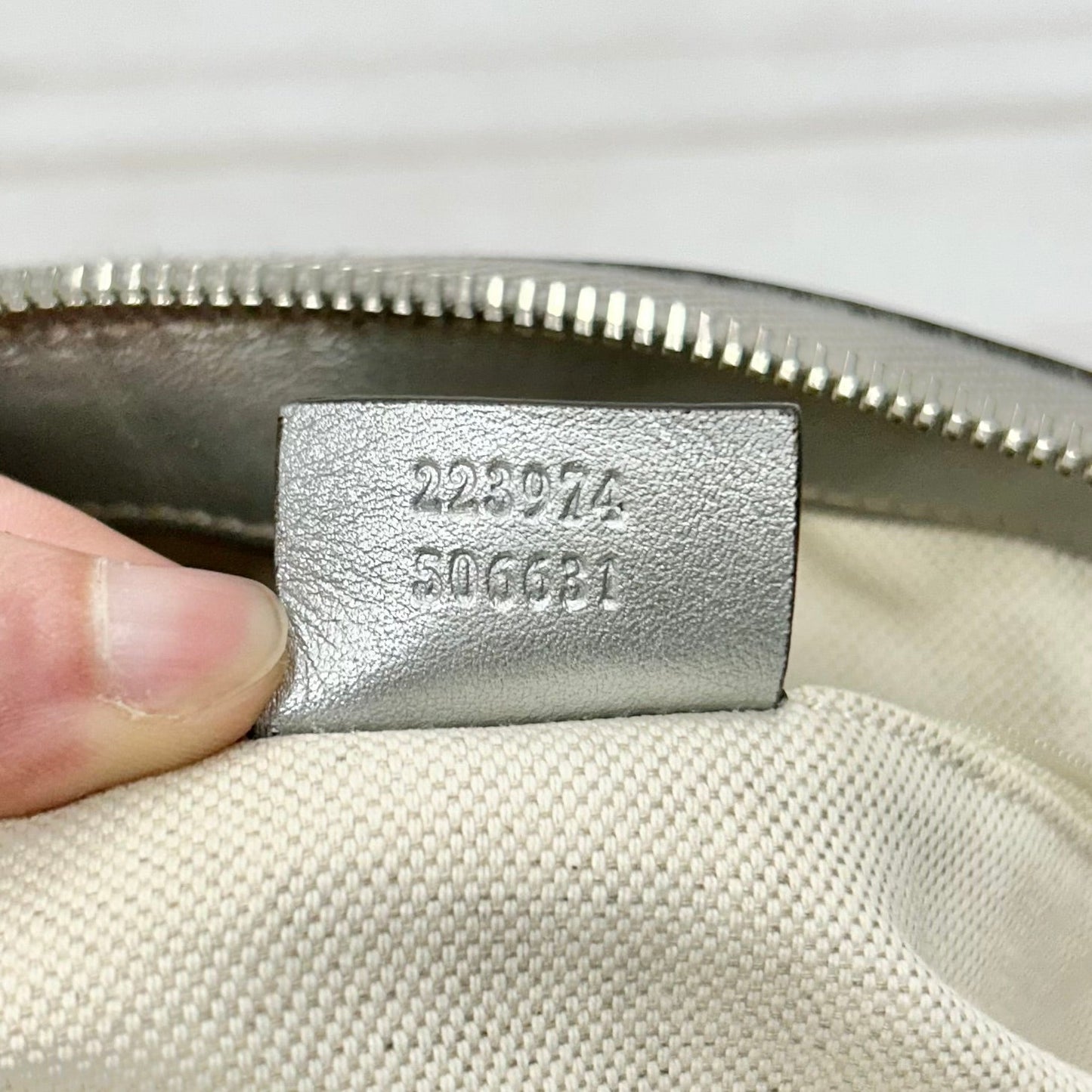 Handbag Luxury Designer By Gucci, Size: Medium