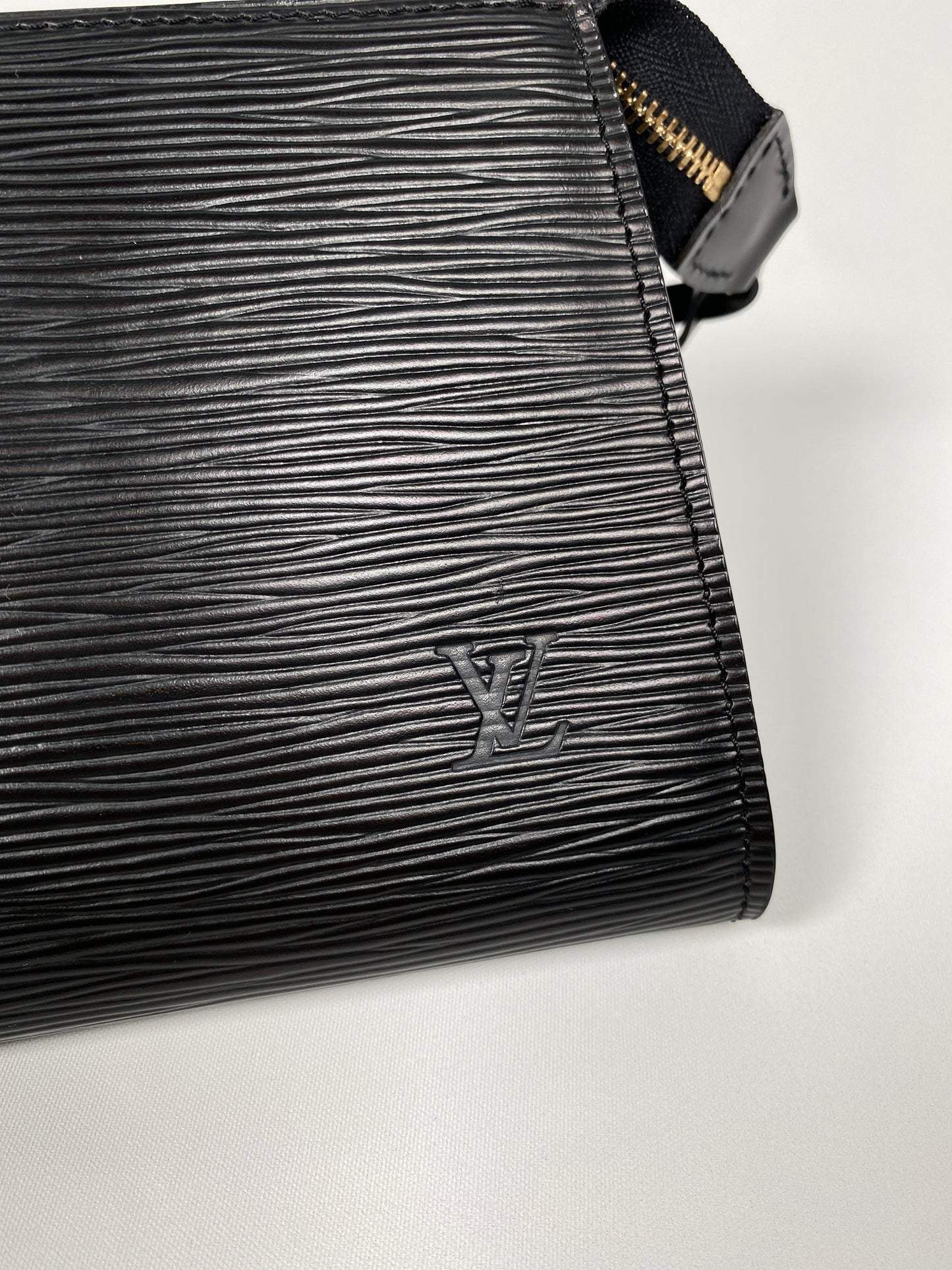 LOUIS VUITTON - POCHETTE ACCESSORIES IN NOIR EPI LEATHER