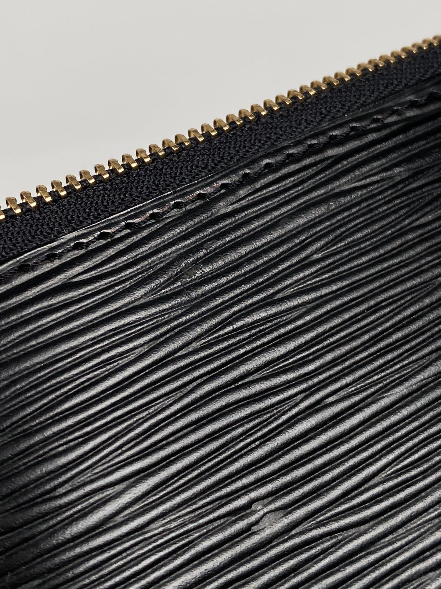 LOUIS VUITTON - POCHETTE ACCESSORIES IN NOIR EPI LEATHER