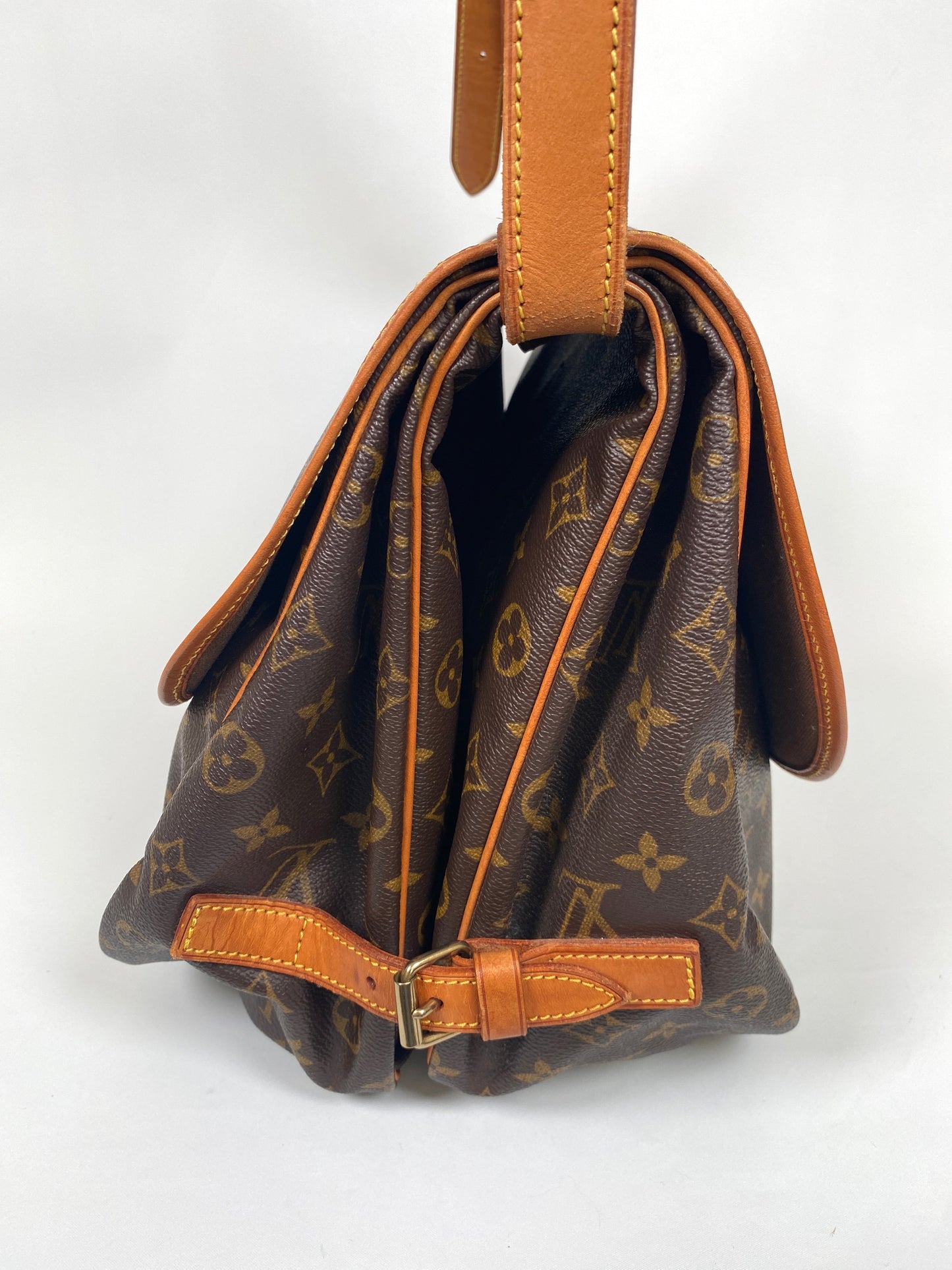 LOUIS VUITTON - MONOGRAM CANVAS SAUMUR 35 BAG - YR 1997