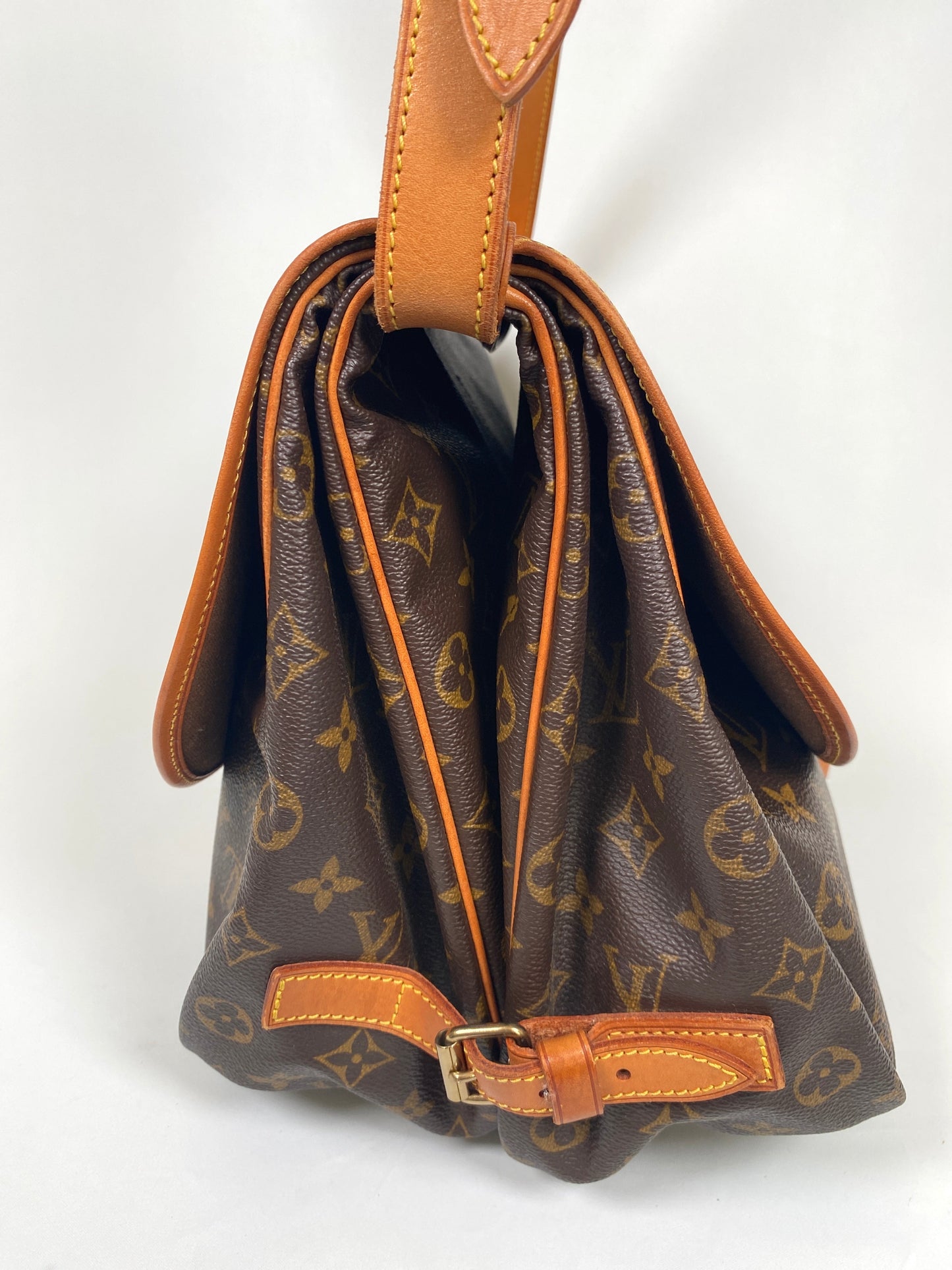 LOUIS VUITTON - MONOGRAM CANVAS SAUMUR 35 BAG - YR 1997