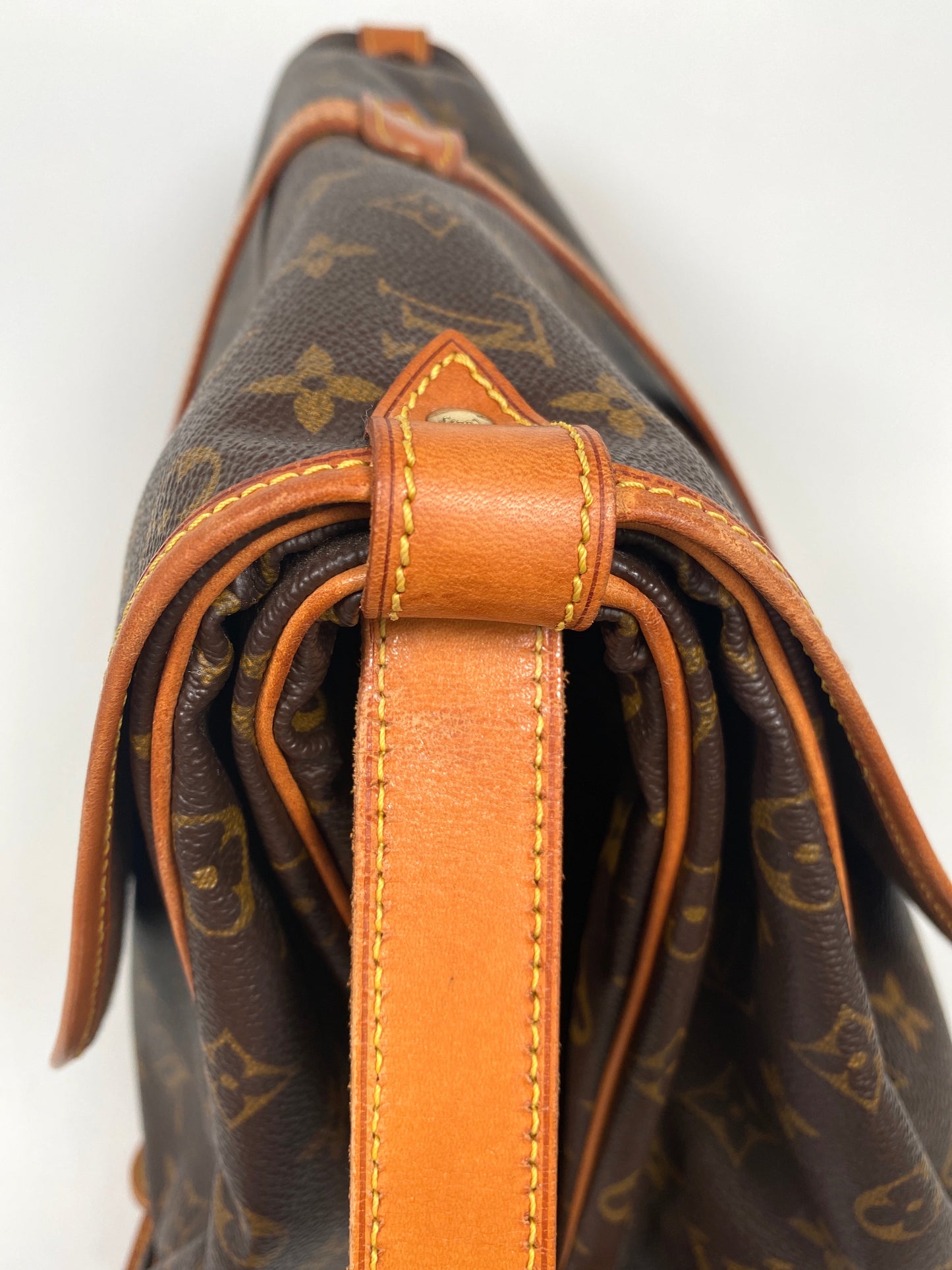 LOUIS VUITTON - MONOGRAM CANVAS SAUMUR 35 BAG - YR 1997