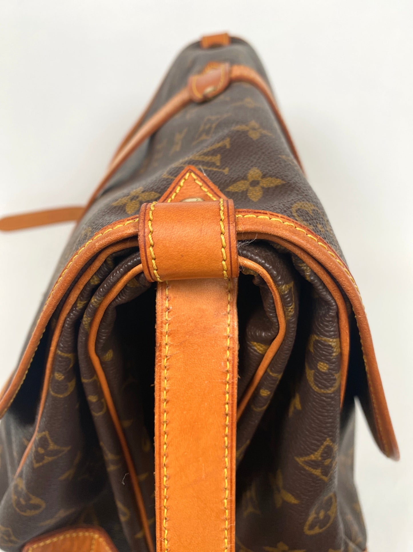 LOUIS VUITTON - MONOGRAM CANVAS SAUMUR 35 BAG - YR 1997