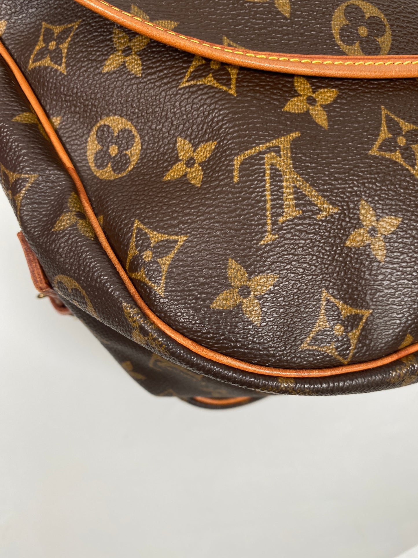 LOUIS VUITTON - MONOGRAM CANVAS SAUMUR 35 BAG - YR 1997
