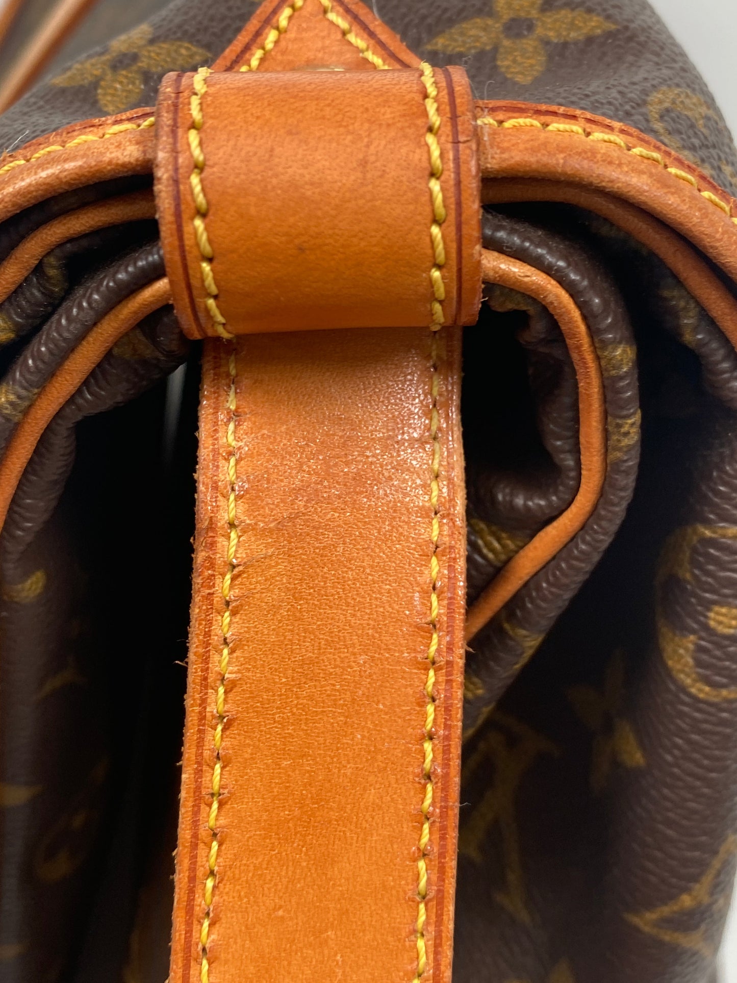 LOUIS VUITTON - MONOGRAM CANVAS SAUMUR 35 BAG - YR 1997