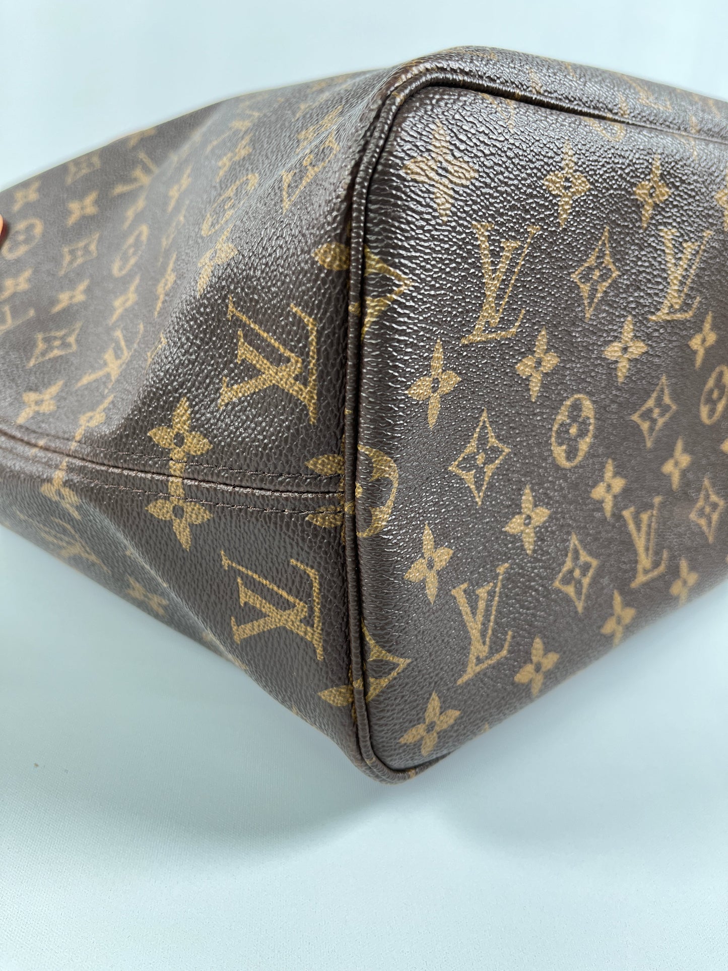 LOUIS VUITTON - NEVERFULL MM TOTE IN MONOGRAM WITH BEIGE INTERIOR