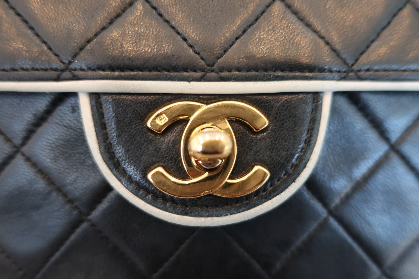 CHANEL/シャネル マトラッセバイカラーチェーンショルダーバッグ ラムスキン ブラック/ホワイト/ゴールド金具 ショルダーバッグ 700070158