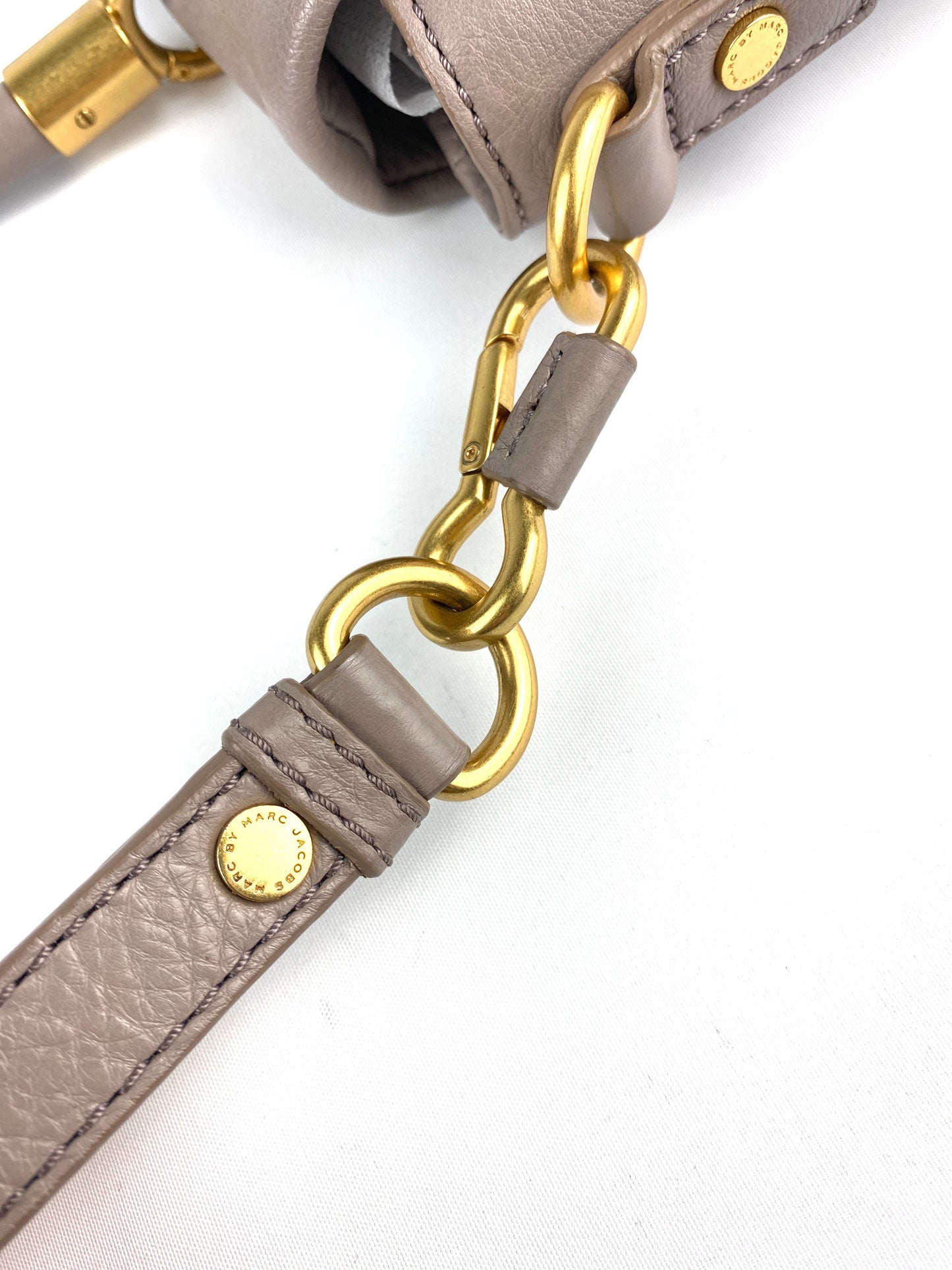 MARC BY MARC JACOBS - "TOO HOT TO HANDLE" CROSSBODY BAG LIGHT GREY