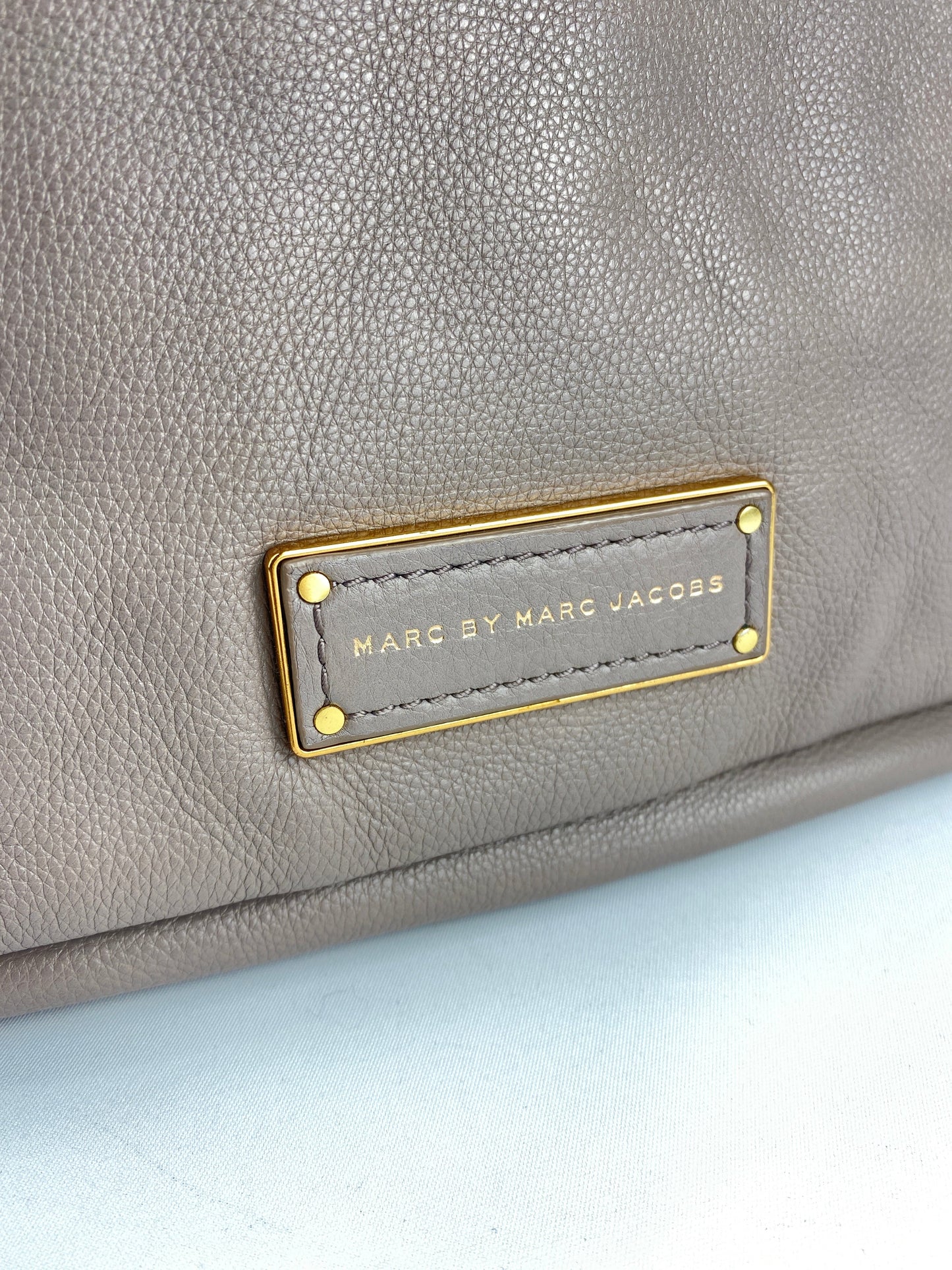 MARC BY MARC JACOBS - "TOO HOT TO HANDLE" CROSSBODY BAG LIGHT GREY