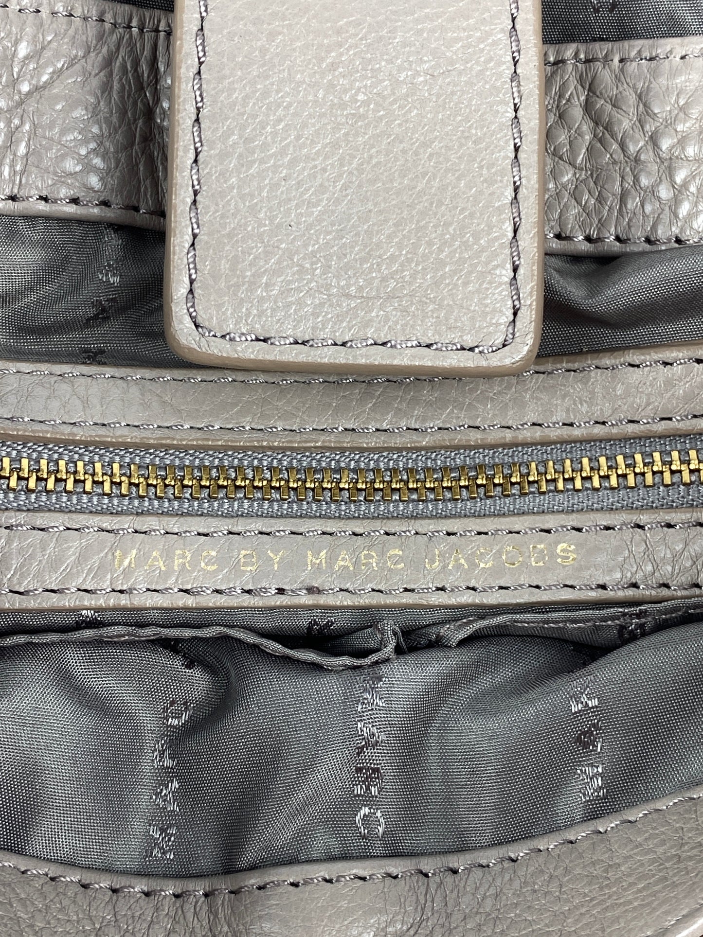 MARC BY MARC JACOBS - "TOO HOT TO HANDLE" CROSSBODY BAG LIGHT GREY