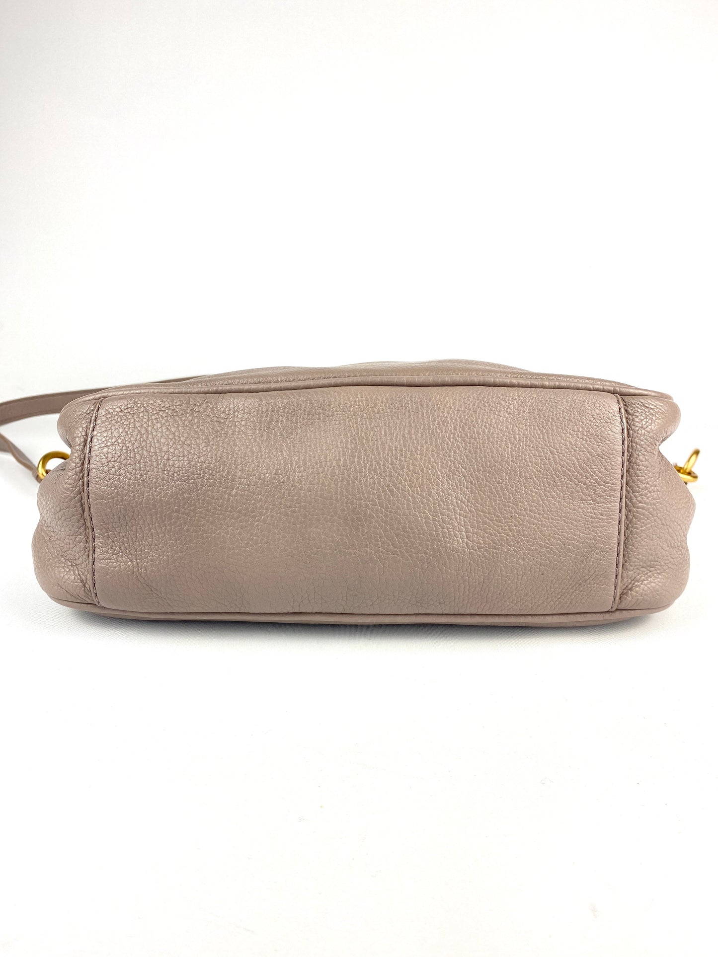 MARC BY MARC JACOBS - "TOO HOT TO HANDLE" CROSSBODY BAG LIGHT GREY