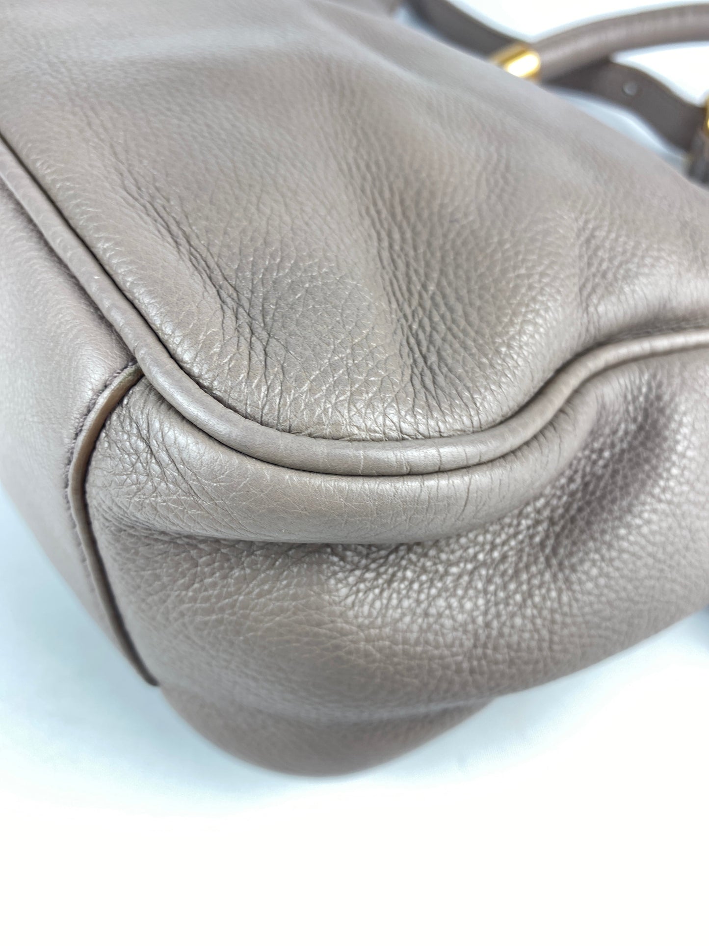 MARC BY MARC JACOBS - "TOO HOT TO HANDLE" CROSSBODY BAG LIGHT GREY
