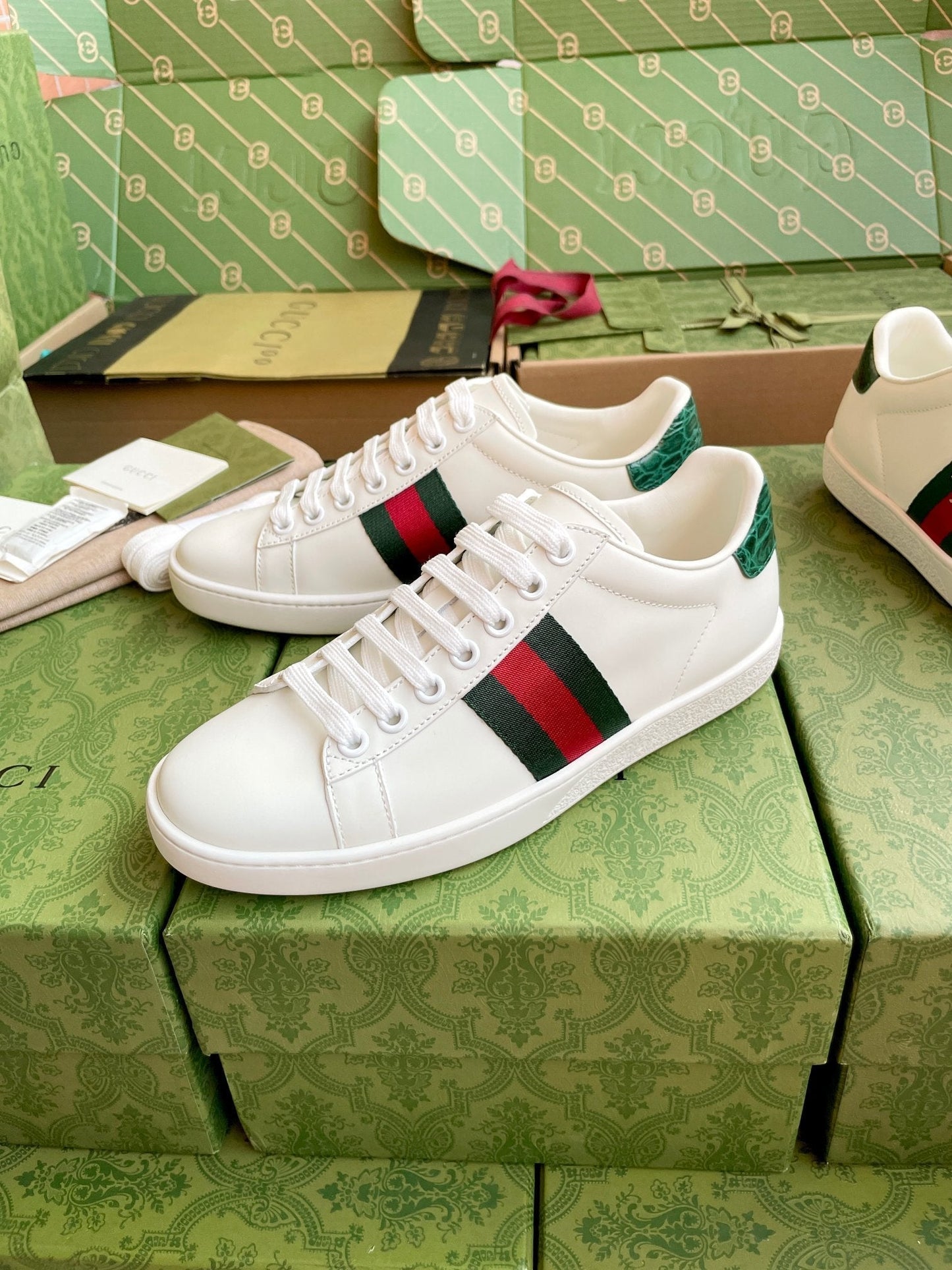 SAPATO GUCCI BRANCO COM FAIXA