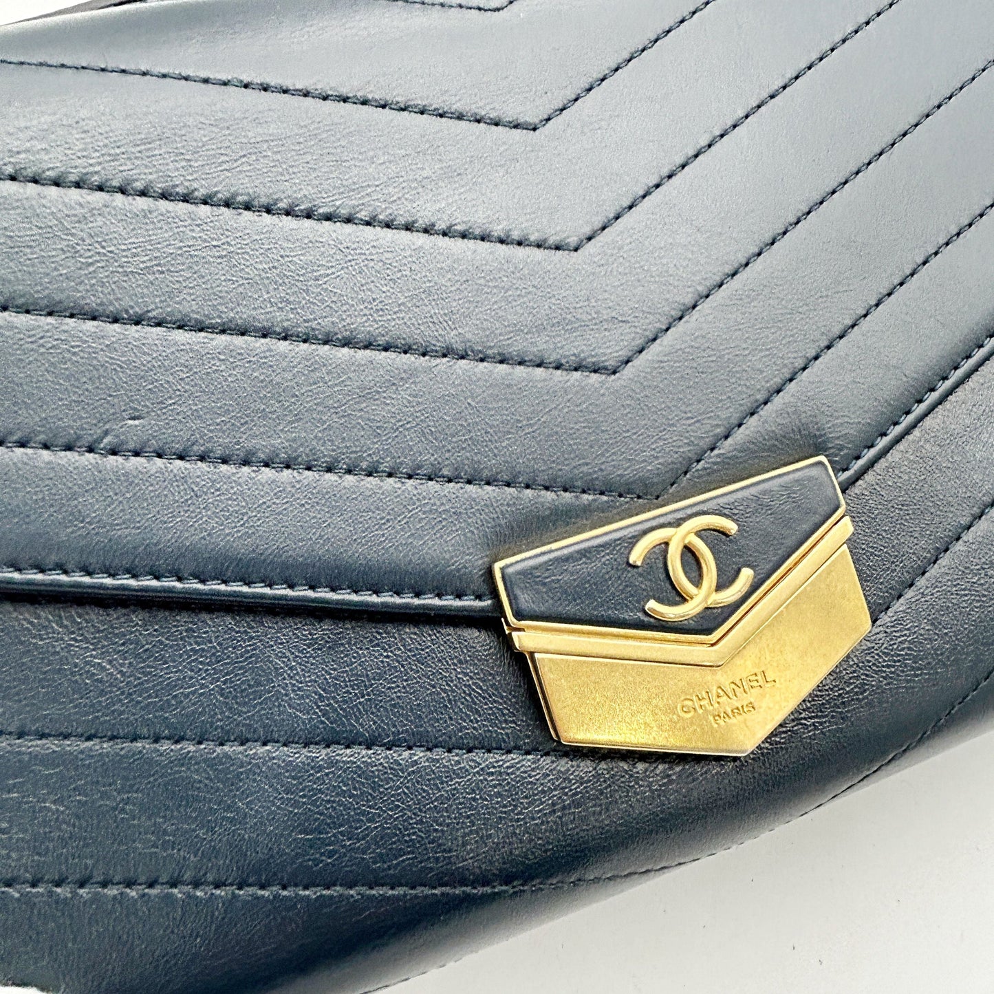 Chanel Blue Small CC Chevron Calfskin Medal Flap Navy blue Leather Pony-style calfskin B05033CUV2