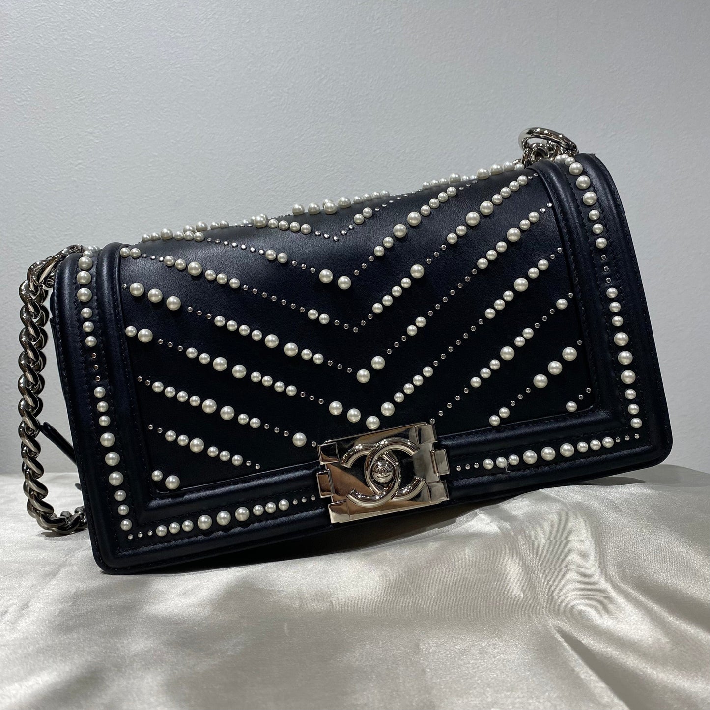 CHANEL PEARL BOYCHANEL MEDIUM CHAIN SHOULDER BAG BLACK LEATHER 90210965