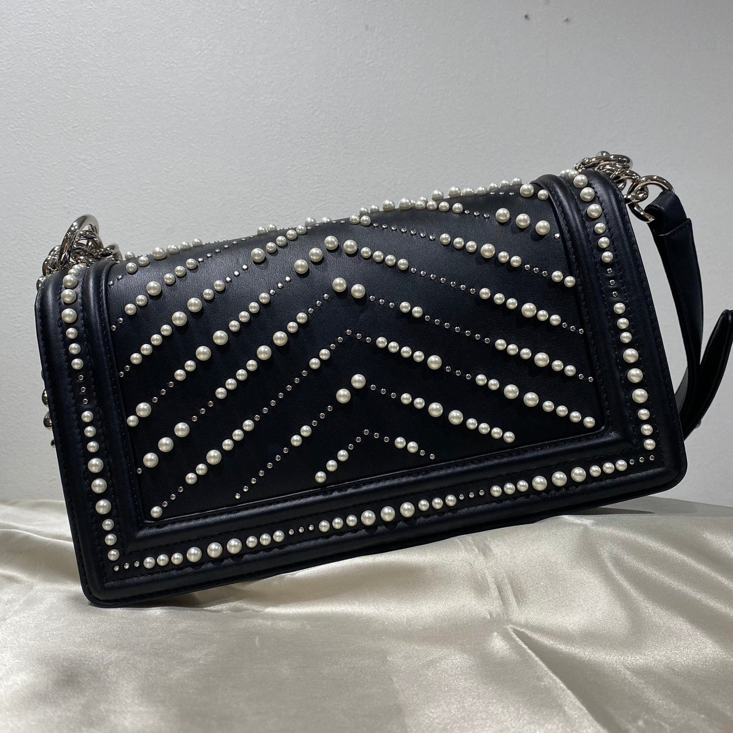 CHANEL PEARL BOYCHANEL MEDIUM CHAIN SHOULDER BAG BLACK LEATHER 90210965