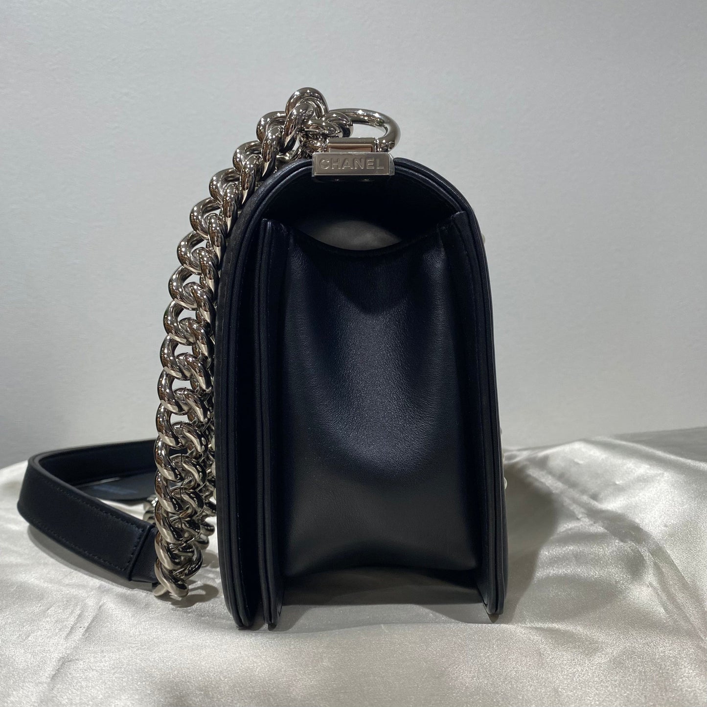 CHANEL PEARL BOYCHANEL MEDIUM CHAIN SHOULDER BAG BLACK LEATHER 90210965