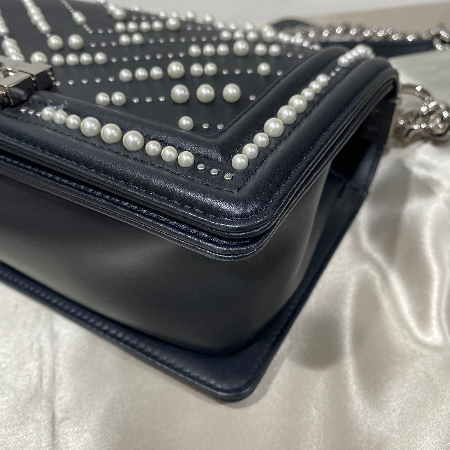 CHANEL PEARL BOYCHANEL MEDIUM CHAIN SHOULDER BAG BLACK LEATHER 90210965