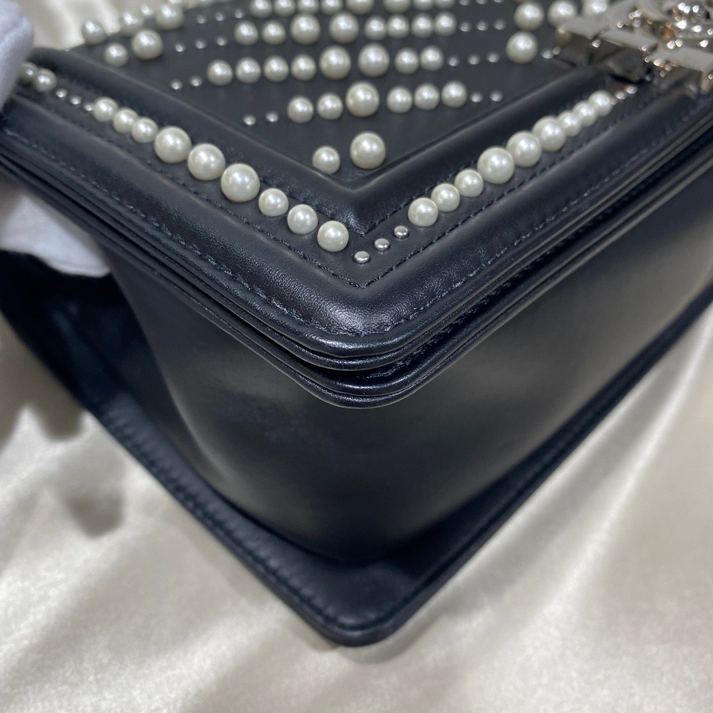 CHANEL PEARL BOYCHANEL MEDIUM CHAIN SHOULDER BAG BLACK LEATHER 90210965