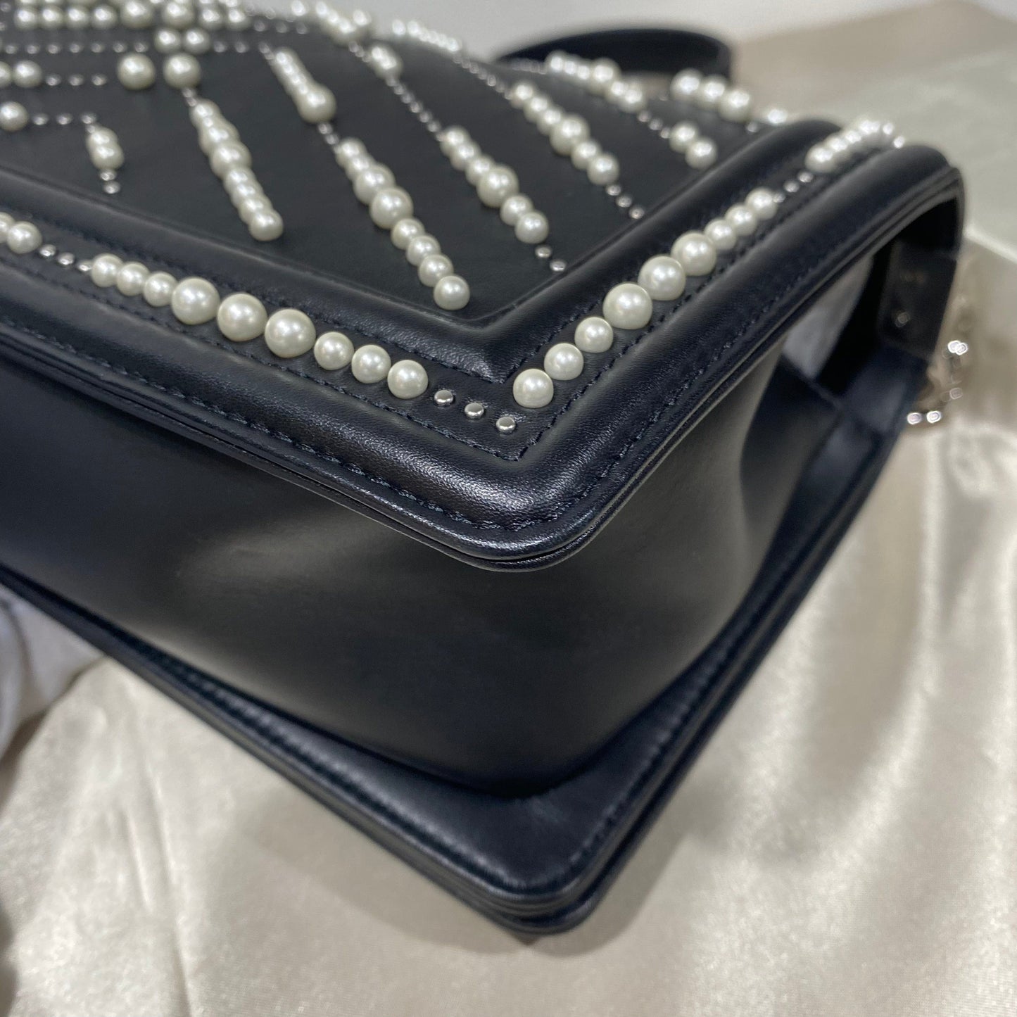 CHANEL PEARL BOYCHANEL MEDIUM CHAIN SHOULDER BAG BLACK LEATHER 90210965