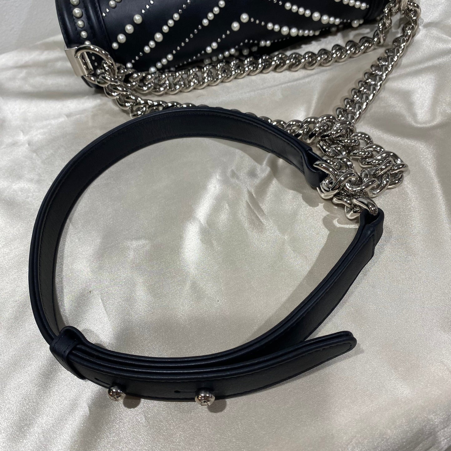 CHANEL PEARL BOYCHANEL MEDIUM CHAIN SHOULDER BAG BLACK LEATHER 90210965
