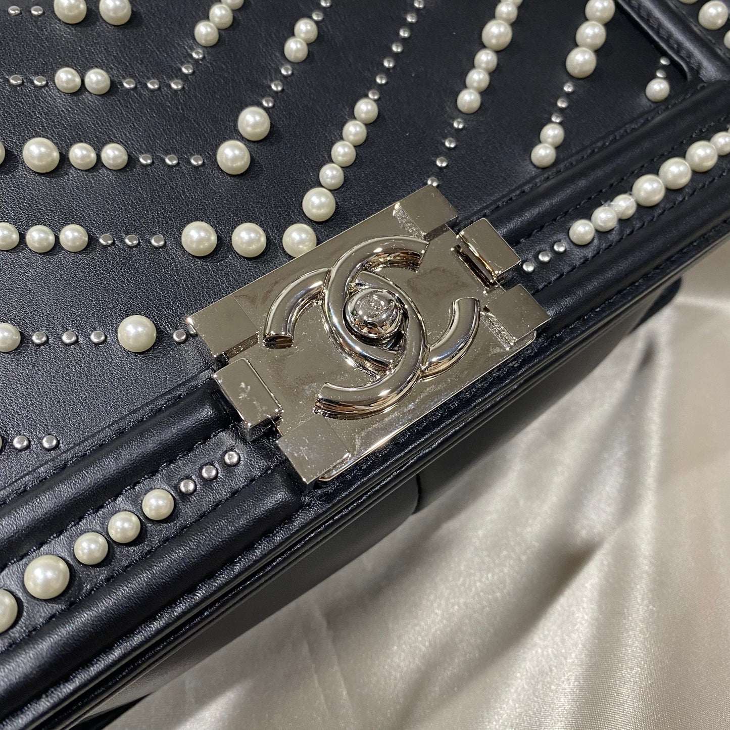 CHANEL PEARL BOYCHANEL MEDIUM CHAIN SHOULDER BAG BLACK LEATHER 90210965