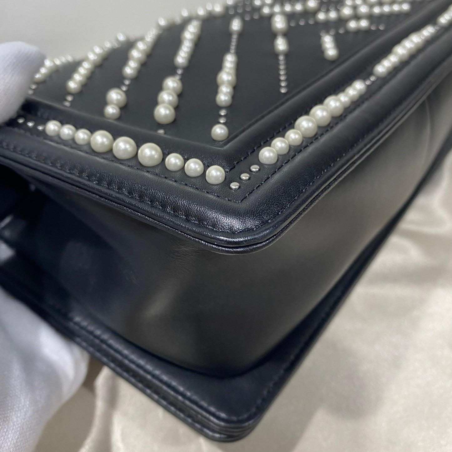 CHANEL PEARL BOYCHANEL MEDIUM CHAIN SHOULDER BAG BLACK LEATHER 90210965