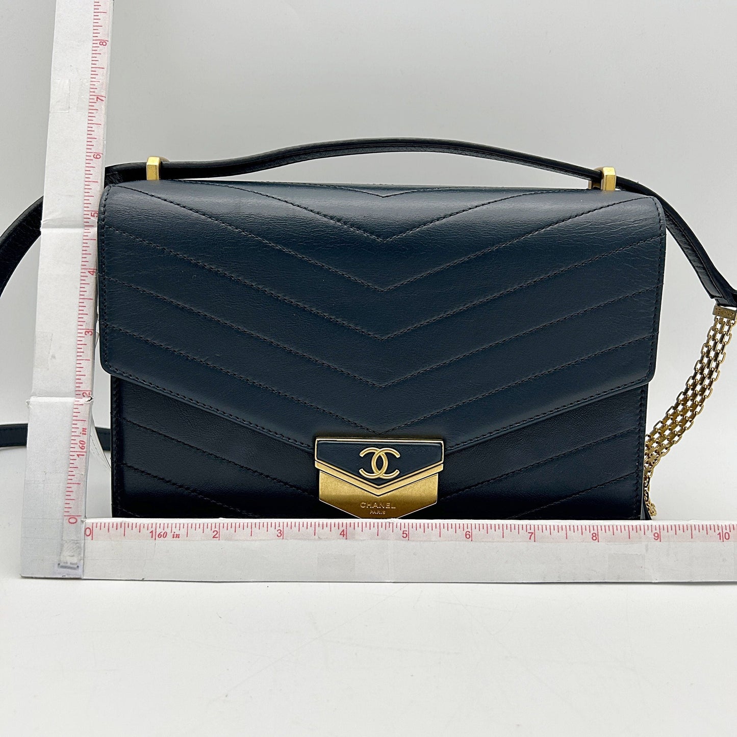 Chanel Blue Small CC Chevron Calfskin Medal Flap Navy blue Leather Pony-style calfskin B05033CUV2