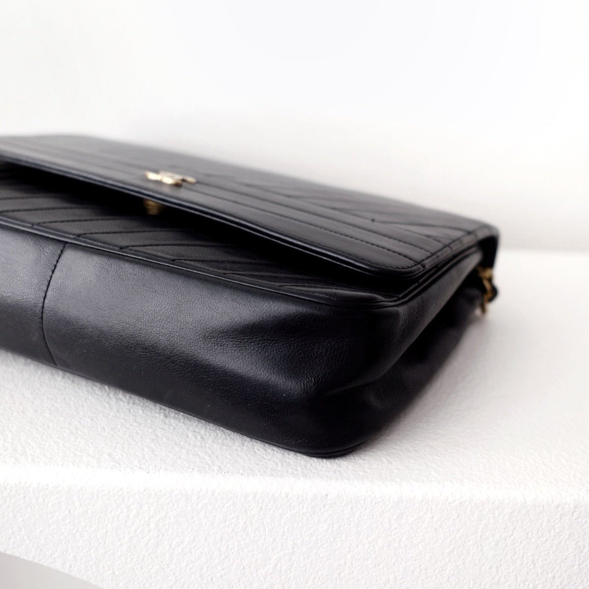 Chanel cc logo chain shoulder bag leather black gold