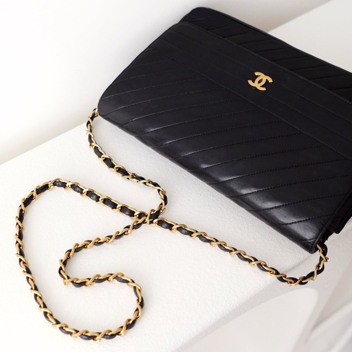 Chanel cc logo chain shoulder bag leather black gold