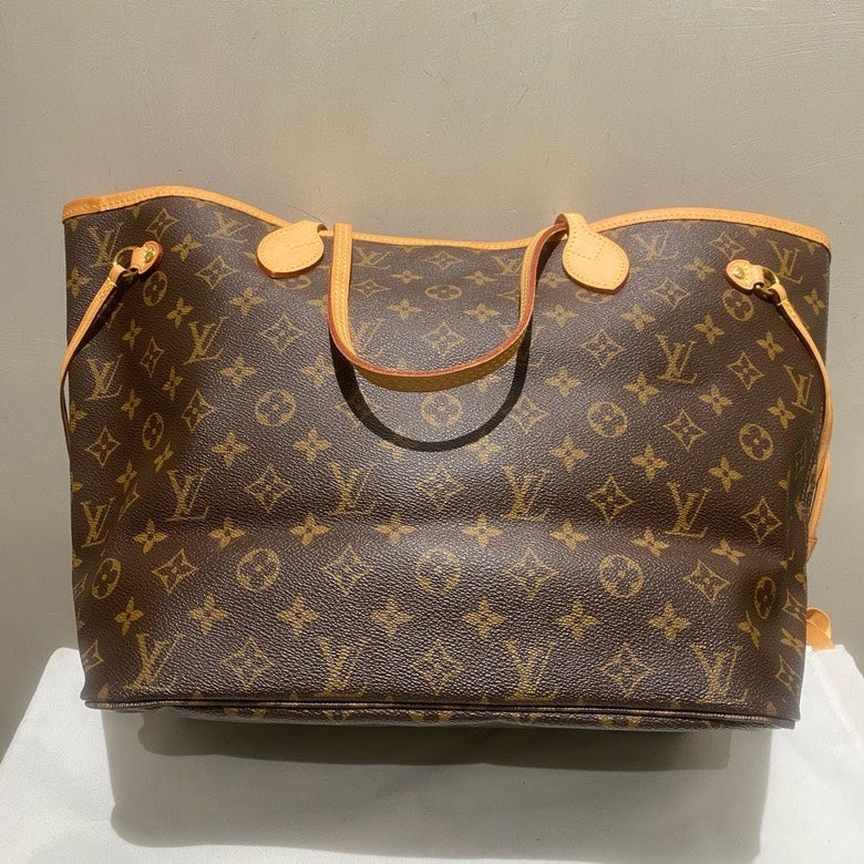 LOUIS VUITTON Neverfull M Monogram Canvas Tote in Brown