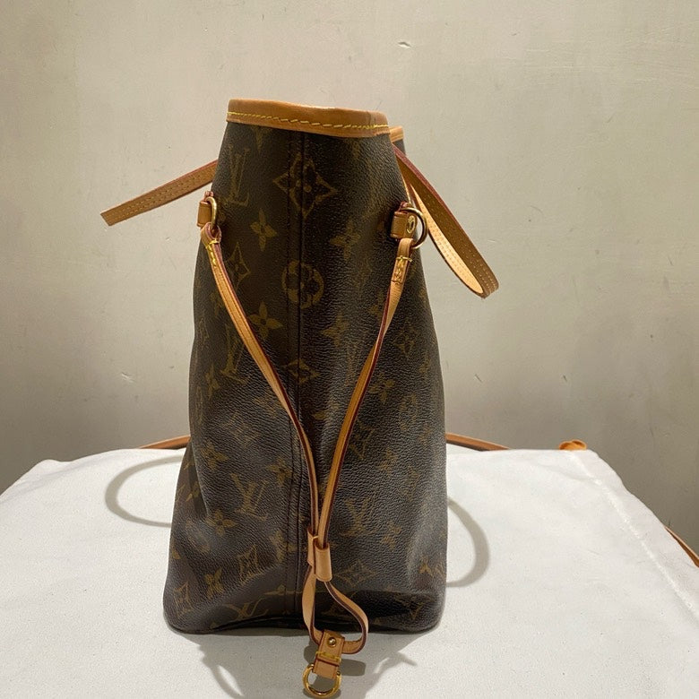 LOUIS VUITTON Neverfull M Monogram Canvas Tote in Brown