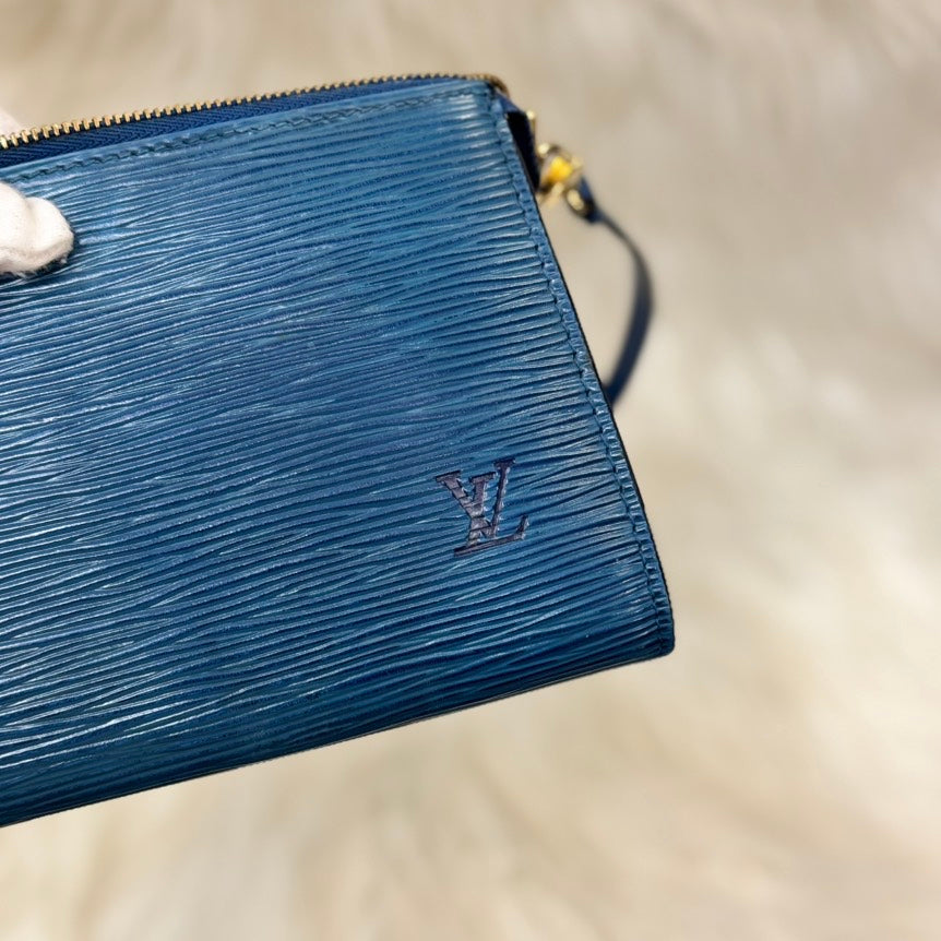 Louis Vuitton Epi Pochette in Blue Leather Shoulder Bag