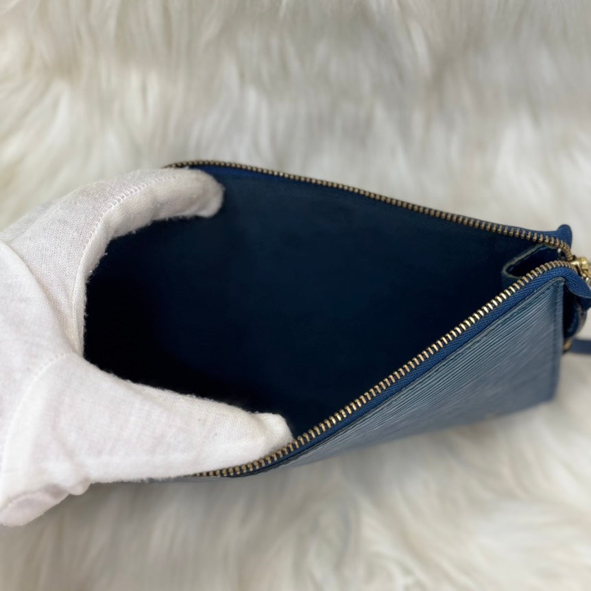 Louis Vuitton Epi Pochette in Blue Leather Shoulder Bag