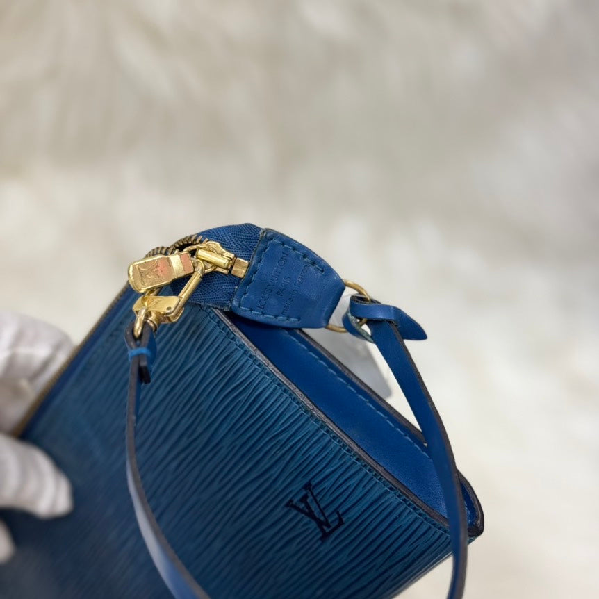 Louis Vuitton Epi Pochette in Blue Leather Shoulder Bag
